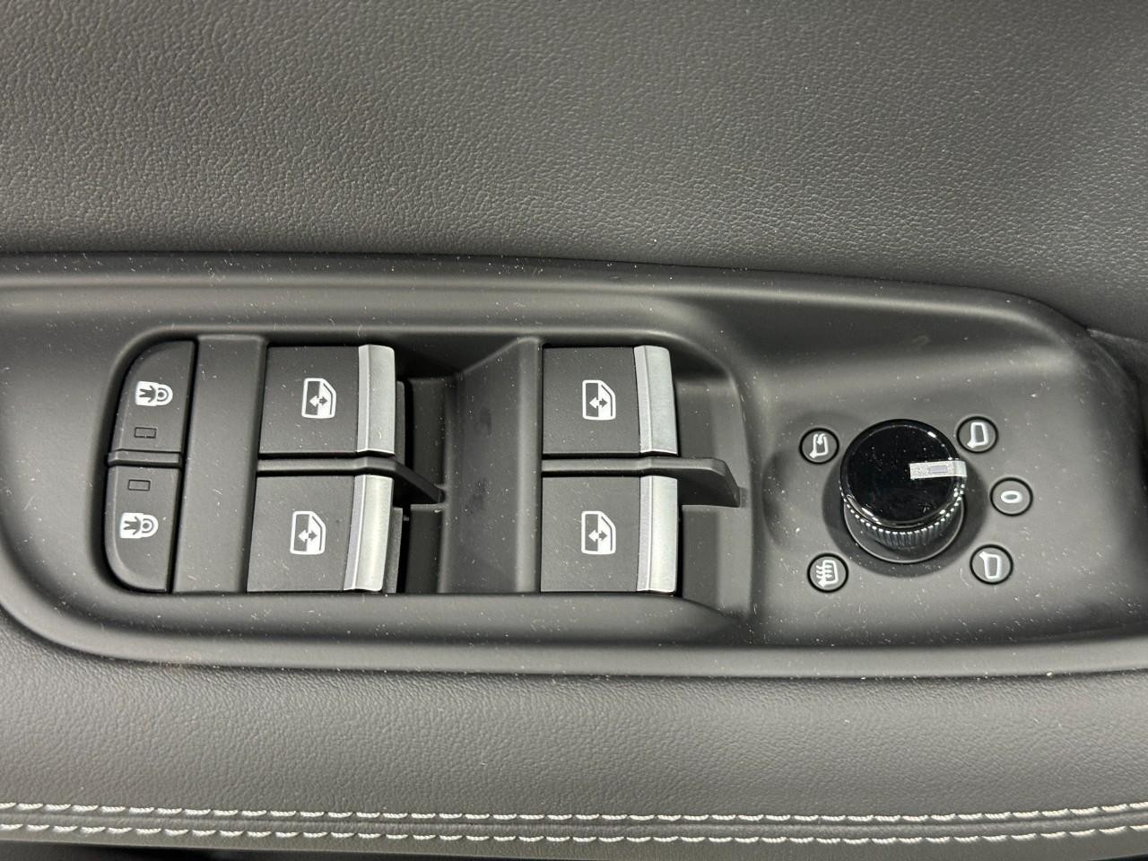 Audi Q8 Vehicle Full-screen Gallery Image 25