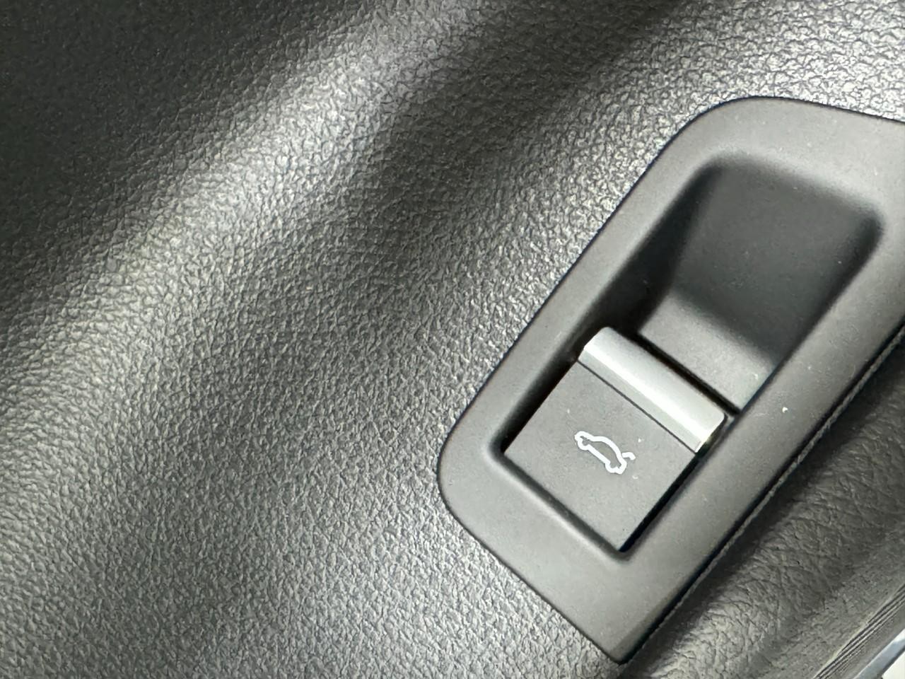 Audi Q8 Vehicle Full-screen Gallery Image 26