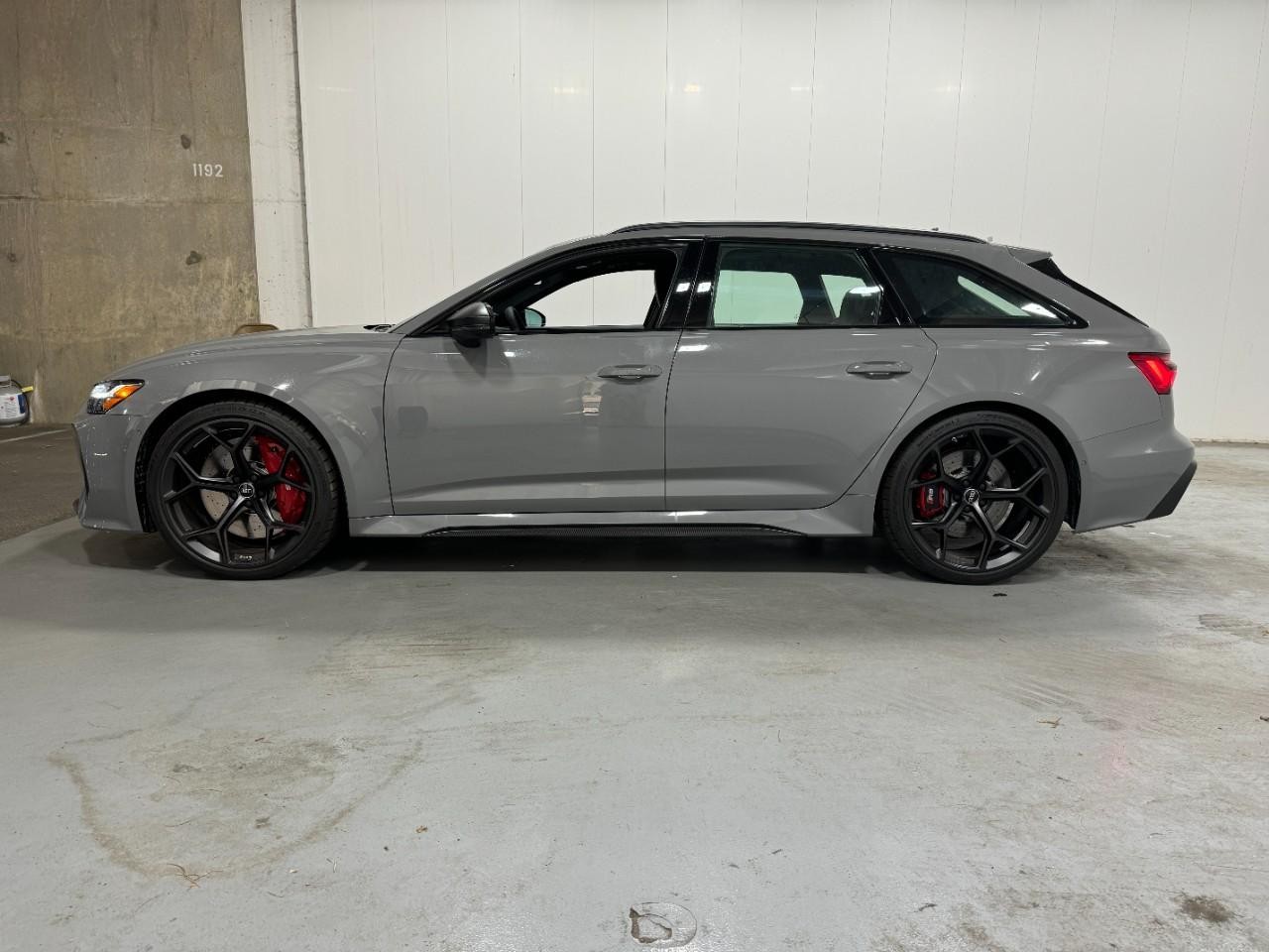 Audi RS 6 Avant Vehicle Full-screen Gallery Image 2