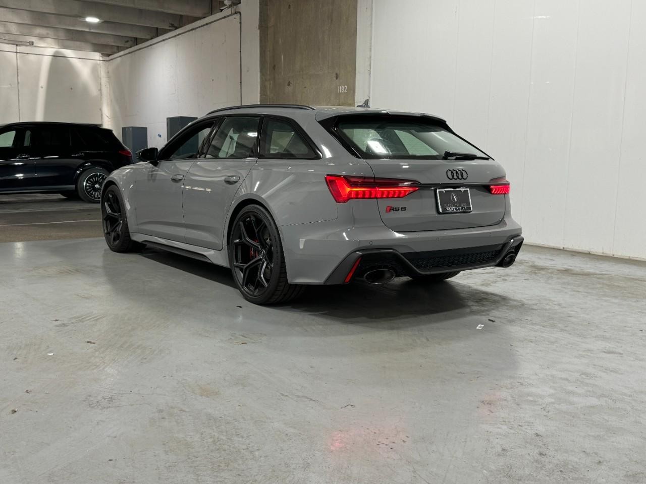 Audi RS 6 Avant Vehicle Full-screen Gallery Image 3