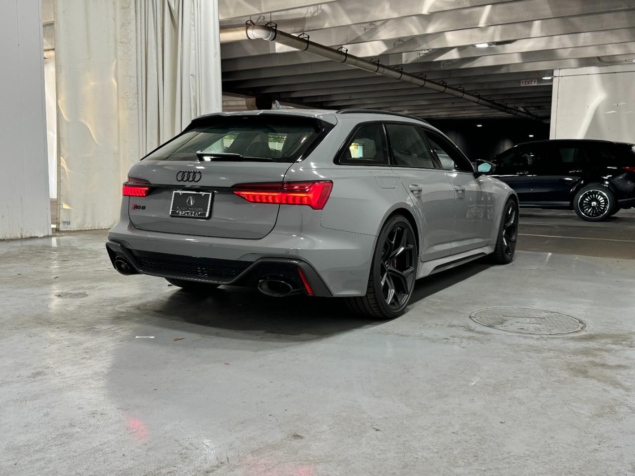 Audi RS 6 Avant Vehicle Full-screen Gallery Image 4