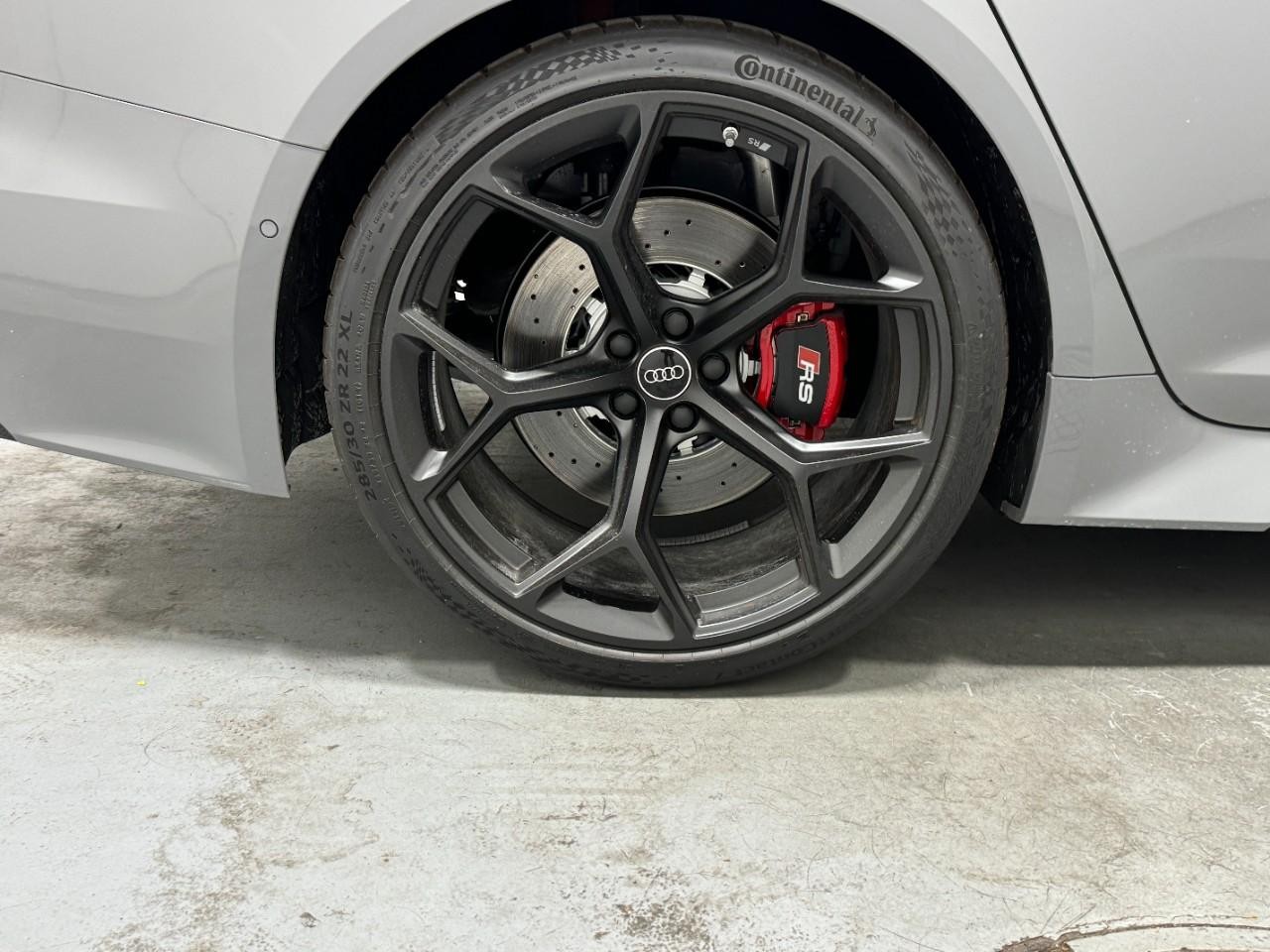 Audi RS 6 Avant Vehicle Full-screen Gallery Image 5