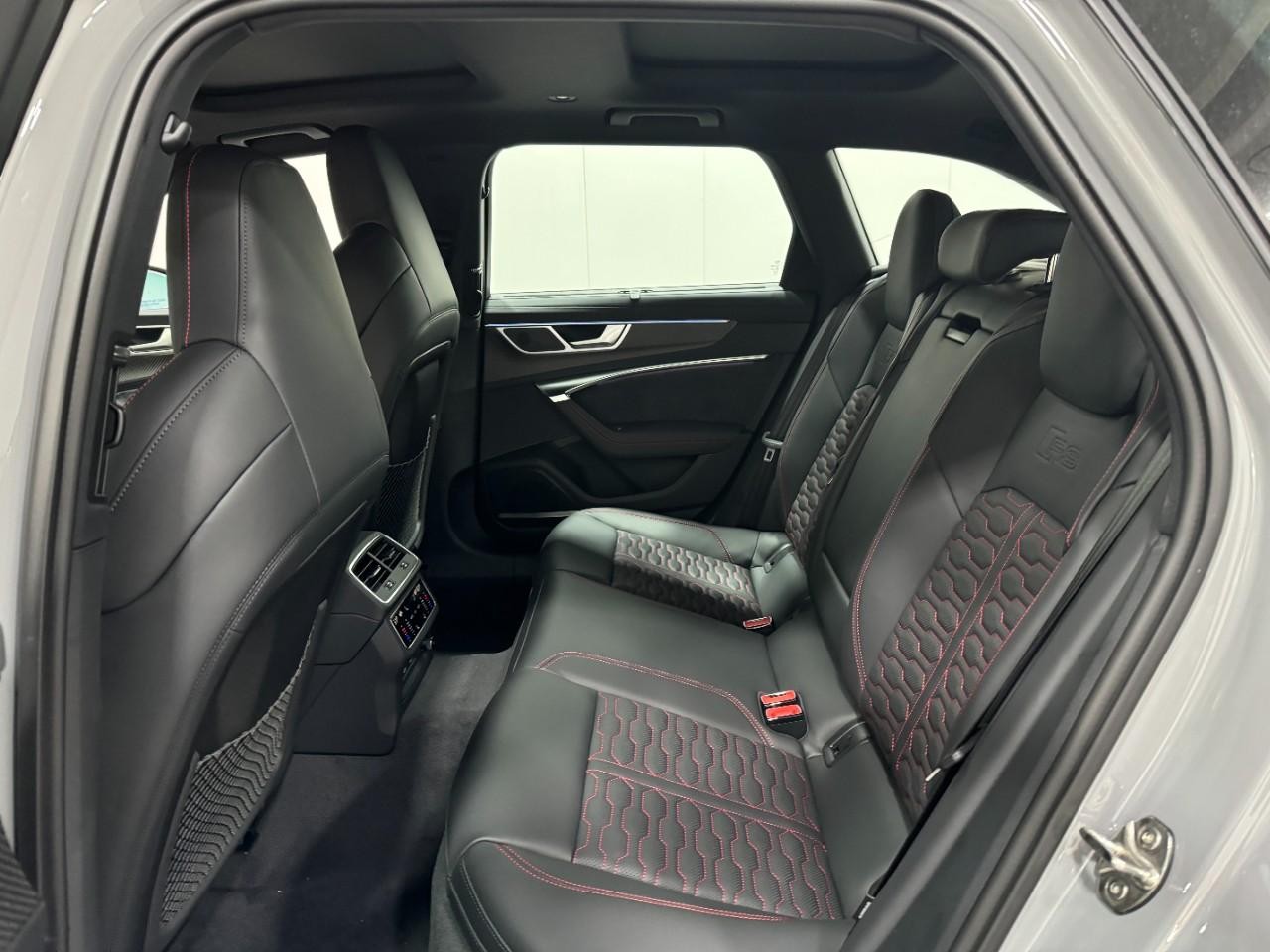 Audi RS 6 Avant Vehicle Full-screen Gallery Image 8