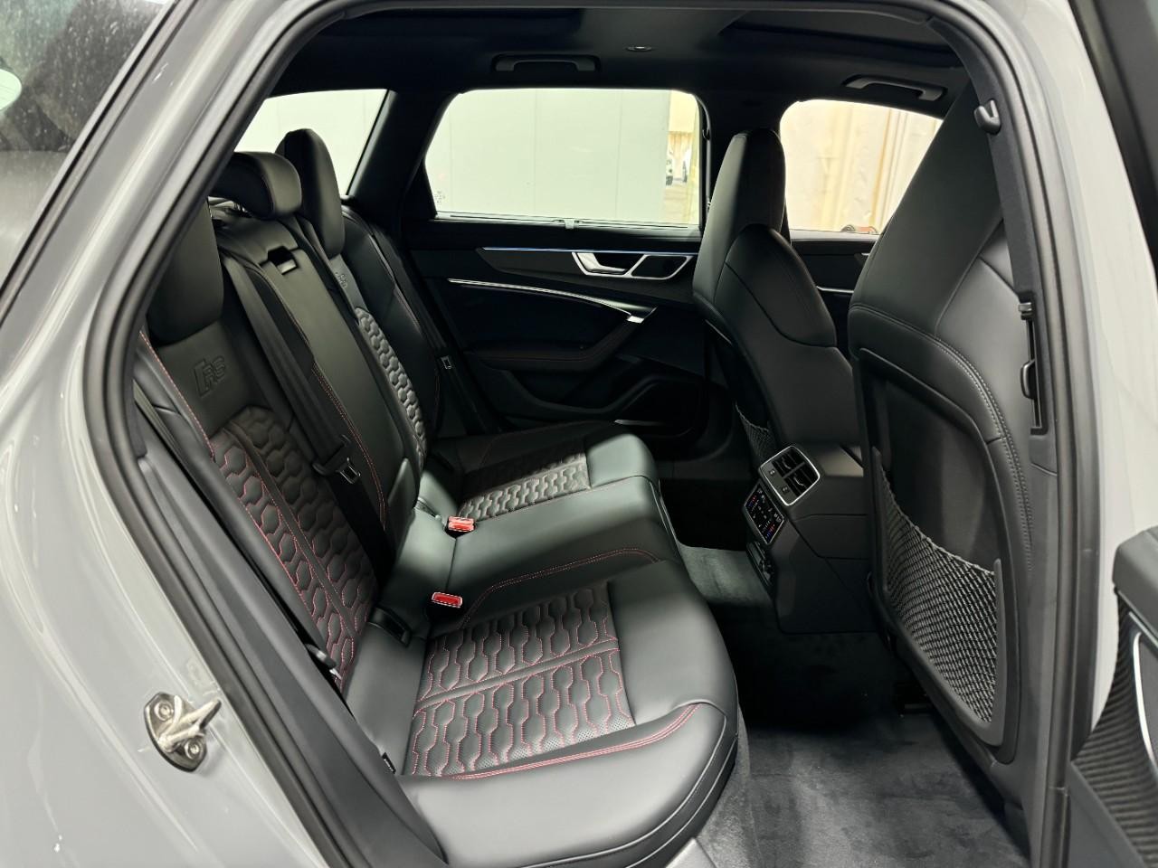 Audi RS 6 Avant Vehicle Full-screen Gallery Image 10