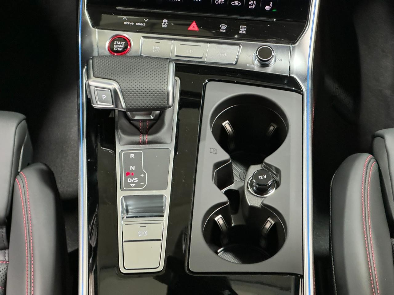 Audi RS 6 Avant Vehicle Full-screen Gallery Image 17