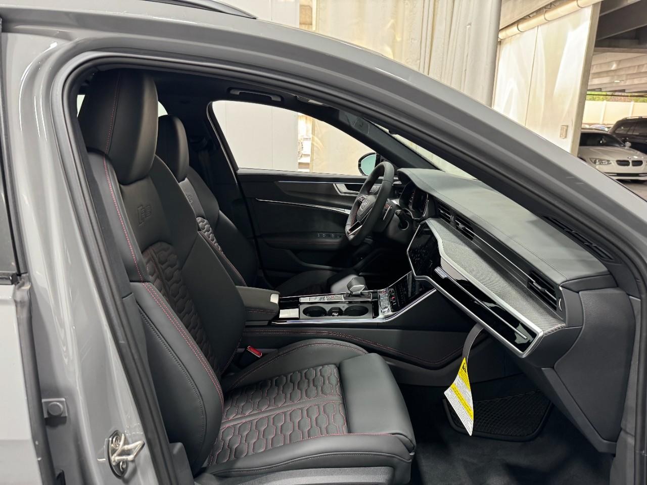 Audi RS 6 Avant Vehicle Full-screen Gallery Image 19