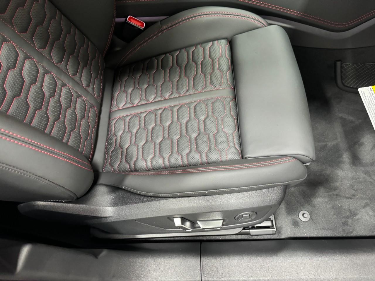 Audi RS 6 Avant Vehicle Full-screen Gallery Image 20