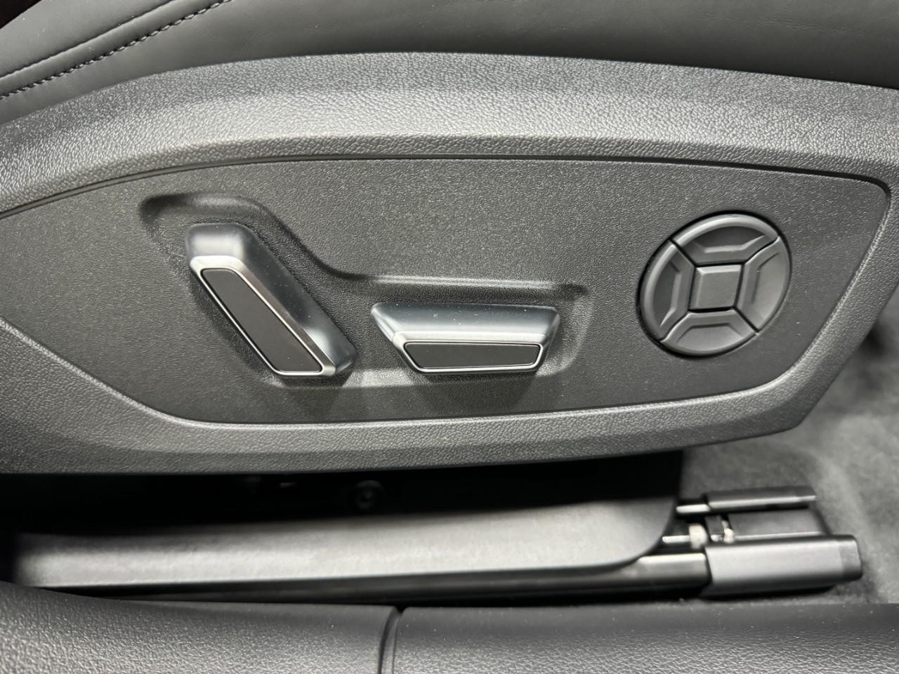 Audi RS 6 Avant Vehicle Full-screen Gallery Image 21