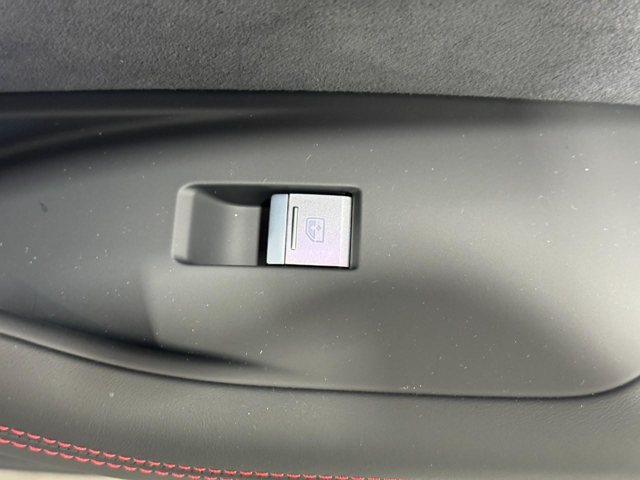 Audi RS 6 Avant Vehicle Full-screen Gallery Image 23