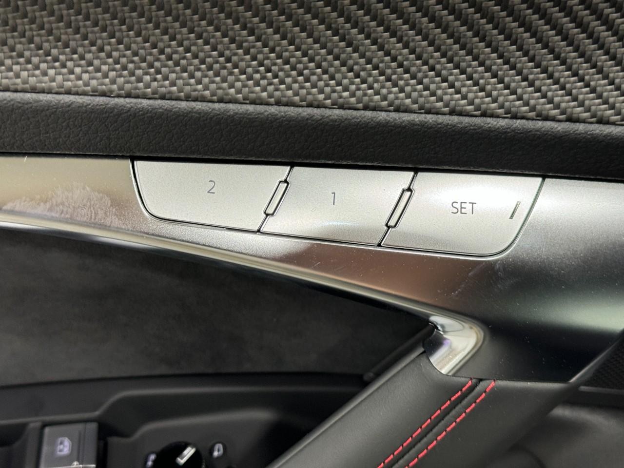 Audi RS 6 Avant Vehicle Full-screen Gallery Image 25