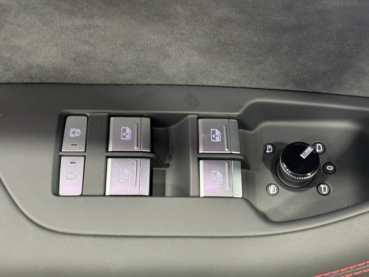 Audi RS 6 Avant Vehicle Full-screen Gallery Image 26