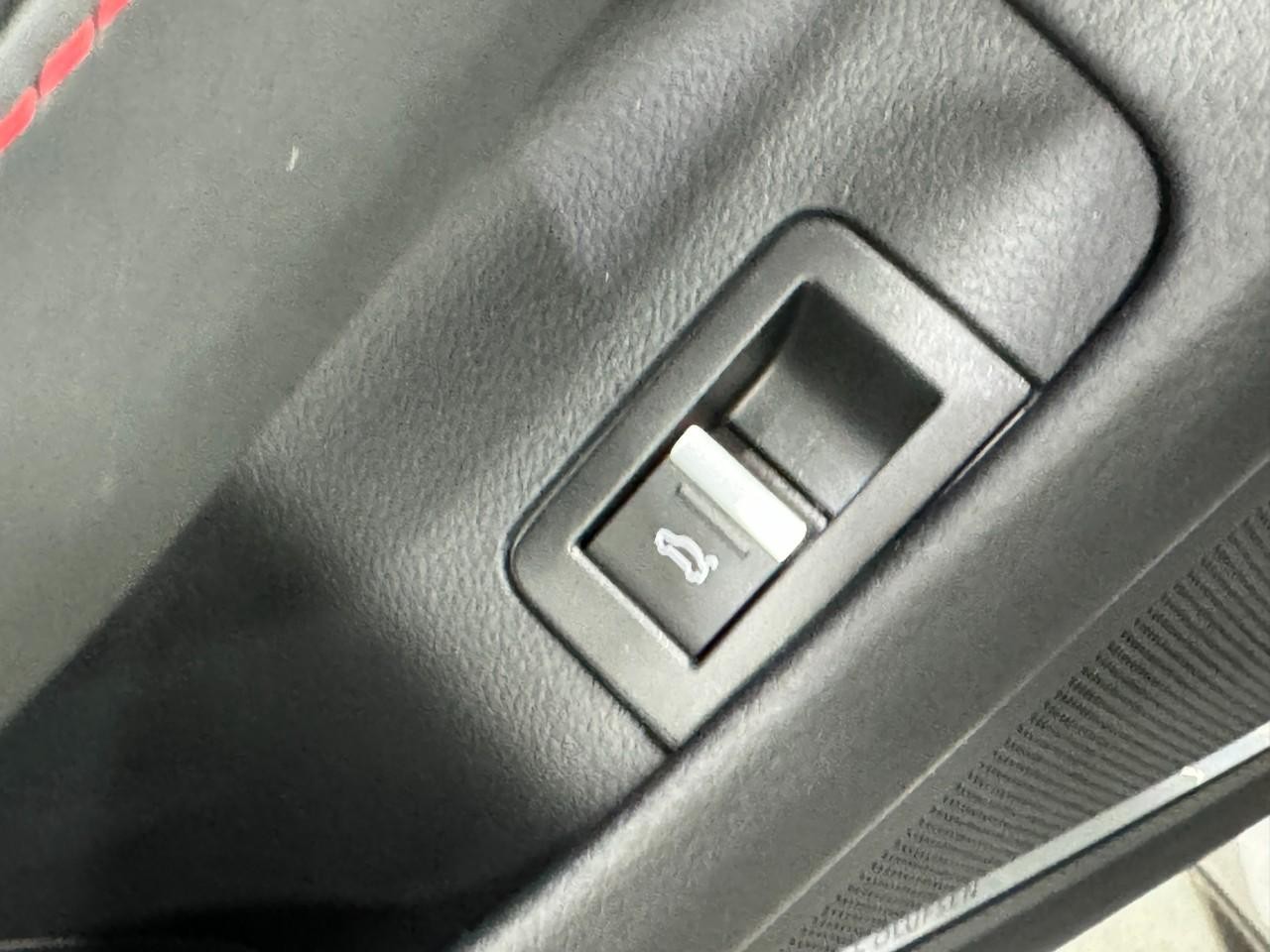 Audi RS 6 Avant Vehicle Full-screen Gallery Image 27