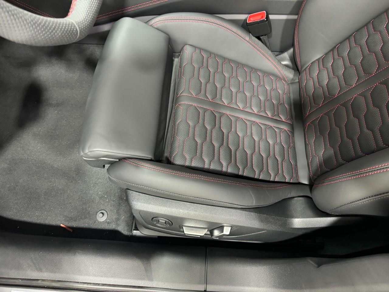 Audi RS 6 Avant Vehicle Full-screen Gallery Image 30