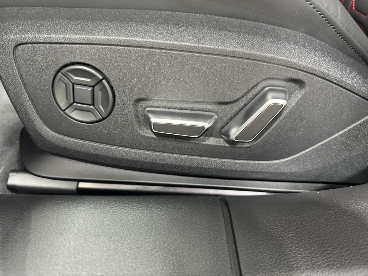 Audi RS 6 Avant Vehicle Full-screen Gallery Image 31