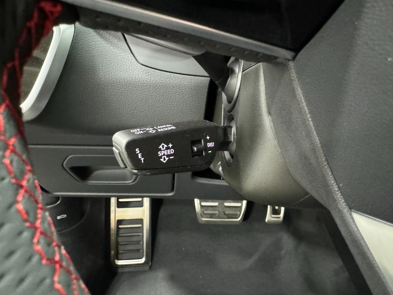 Audi RS 6 Avant Vehicle Full-screen Gallery Image 33