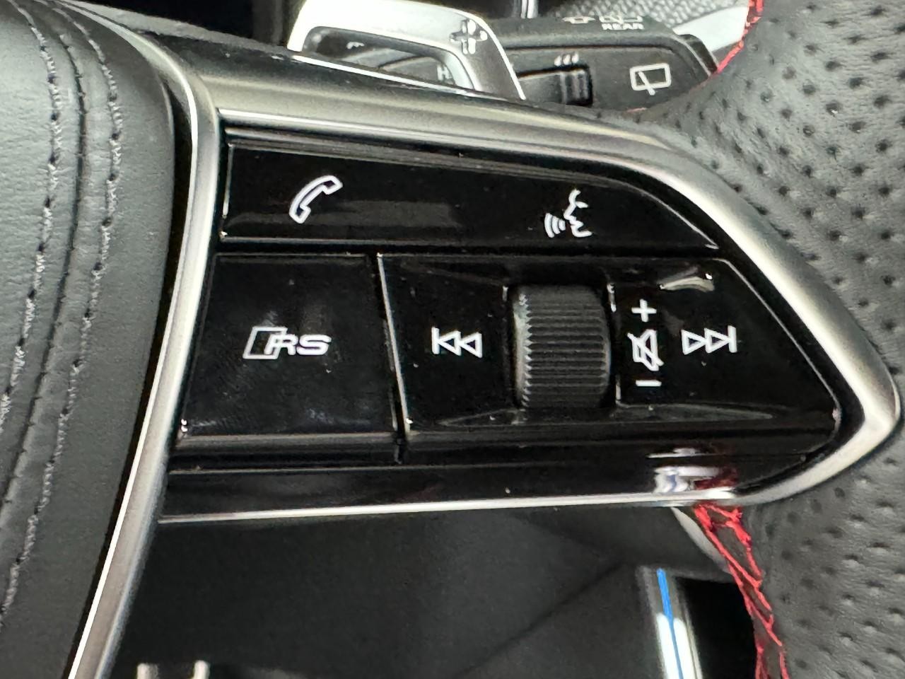 Audi RS 6 Avant Vehicle Full-screen Gallery Image 35