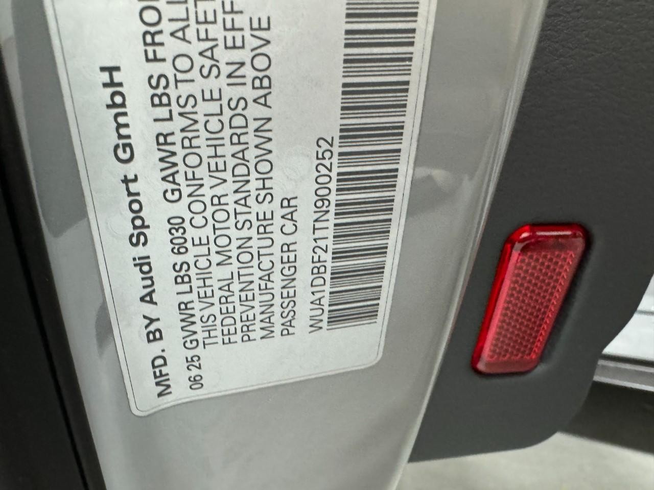 Audi RS 6 Avant Vehicle Full-screen Gallery Image 38