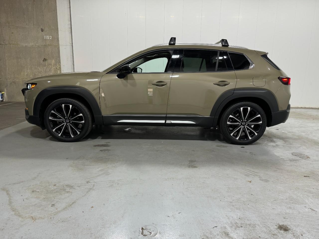 Mazda CX-50 Vehicle Full-screen Gallery Image 2