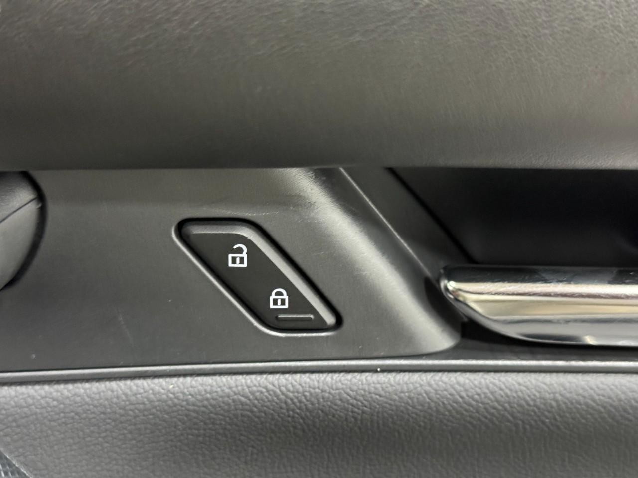 Mazda CX-50 Vehicle Full-screen Gallery Image 22