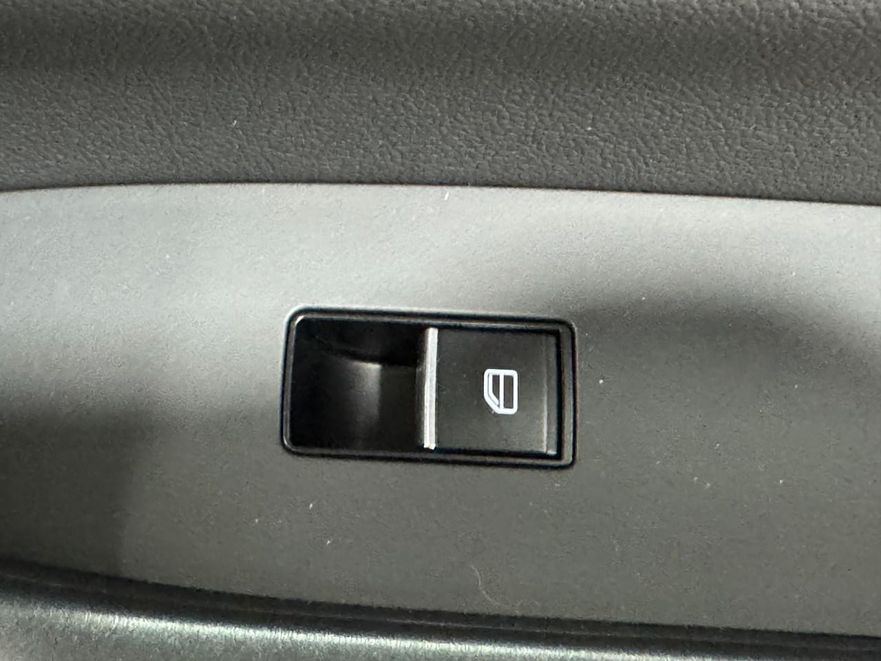 Mazda CX-50 Vehicle Full-screen Gallery Image 23