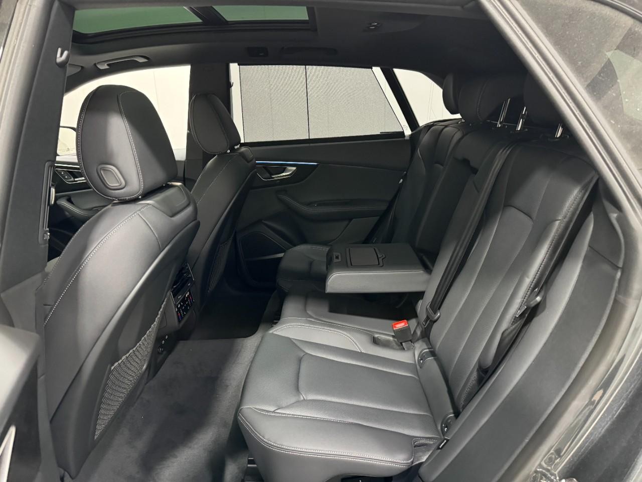 Audi Q8 Vehicle Full-screen Gallery Image 8