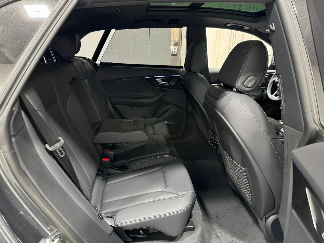 Audi Q8 Vehicle Full-screen Gallery Image 10