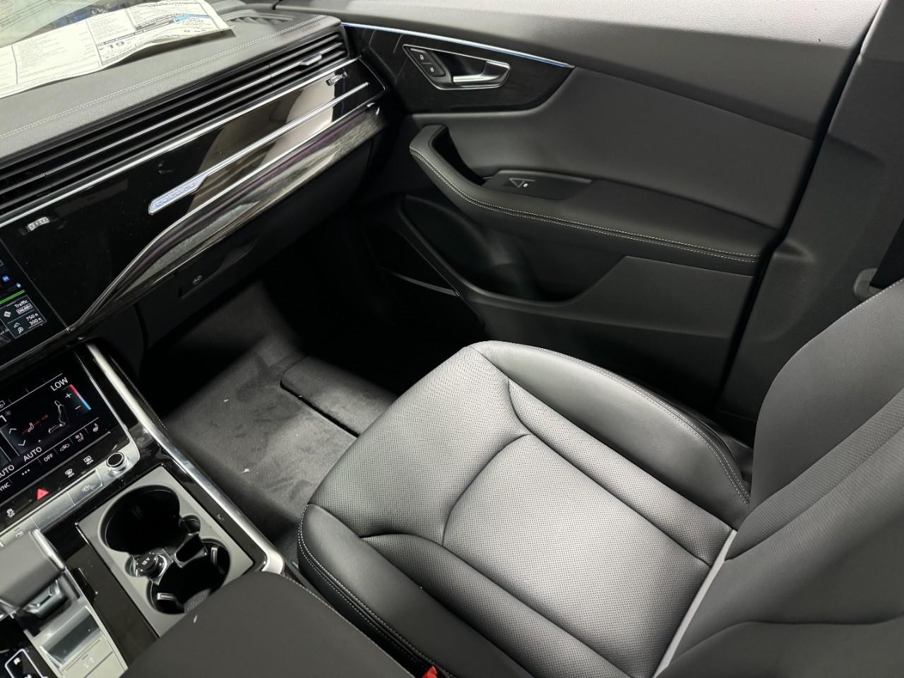 Audi Q8 Vehicle Full-screen Gallery Image 18