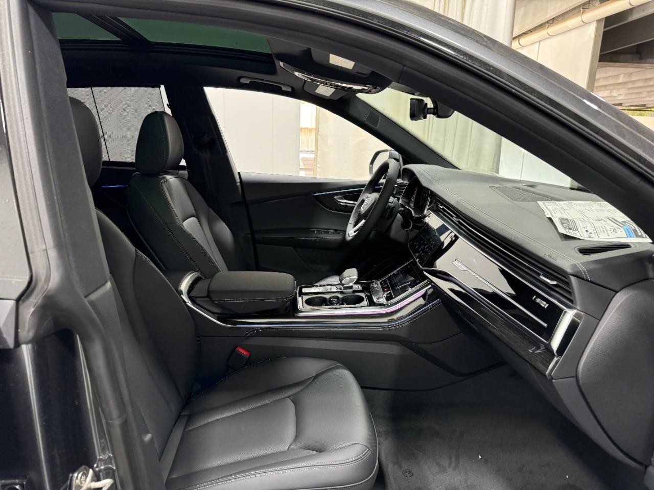 Audi Q8 Vehicle Full-screen Gallery Image 19