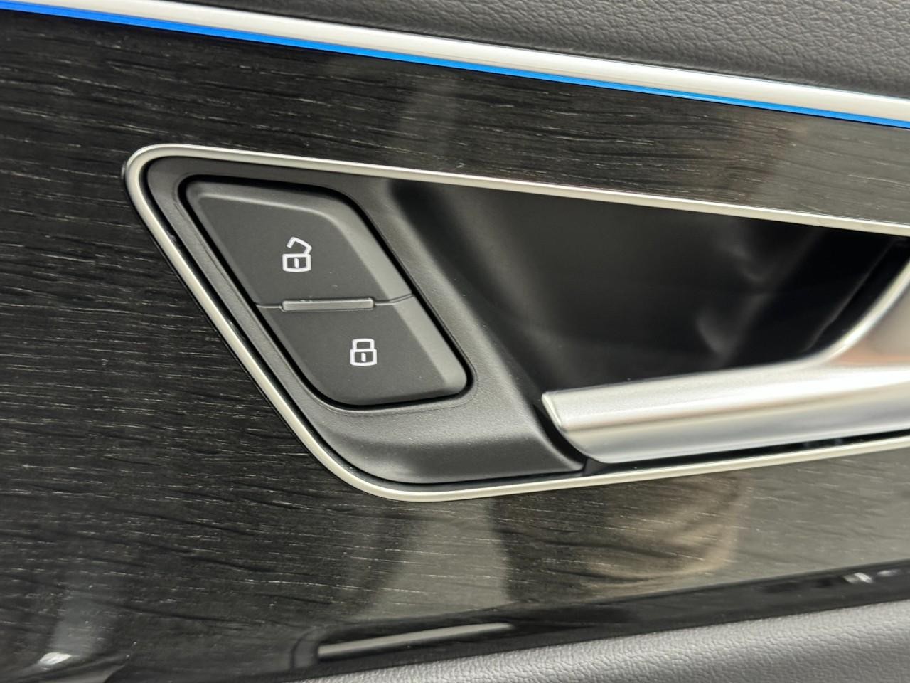 Audi Q8 Vehicle Full-screen Gallery Image 22