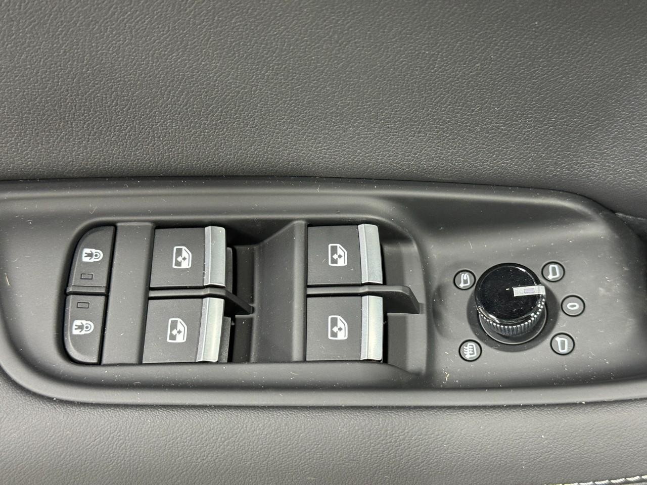 Audi Q8 Vehicle Full-screen Gallery Image 25