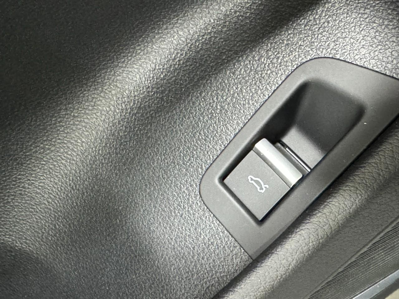 Audi Q8 Vehicle Full-screen Gallery Image 26