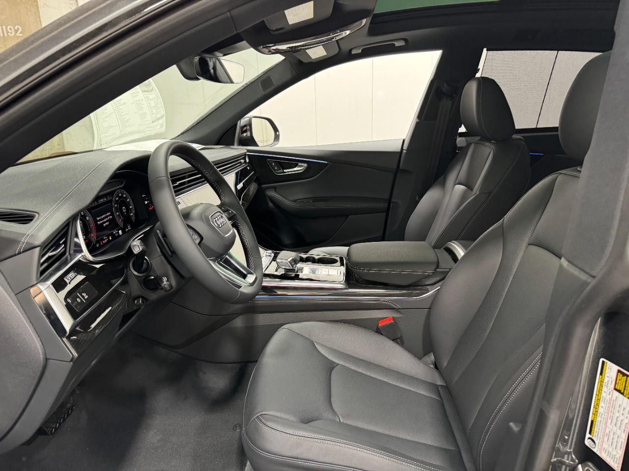 Audi Q8 Vehicle Full-screen Gallery Image 28