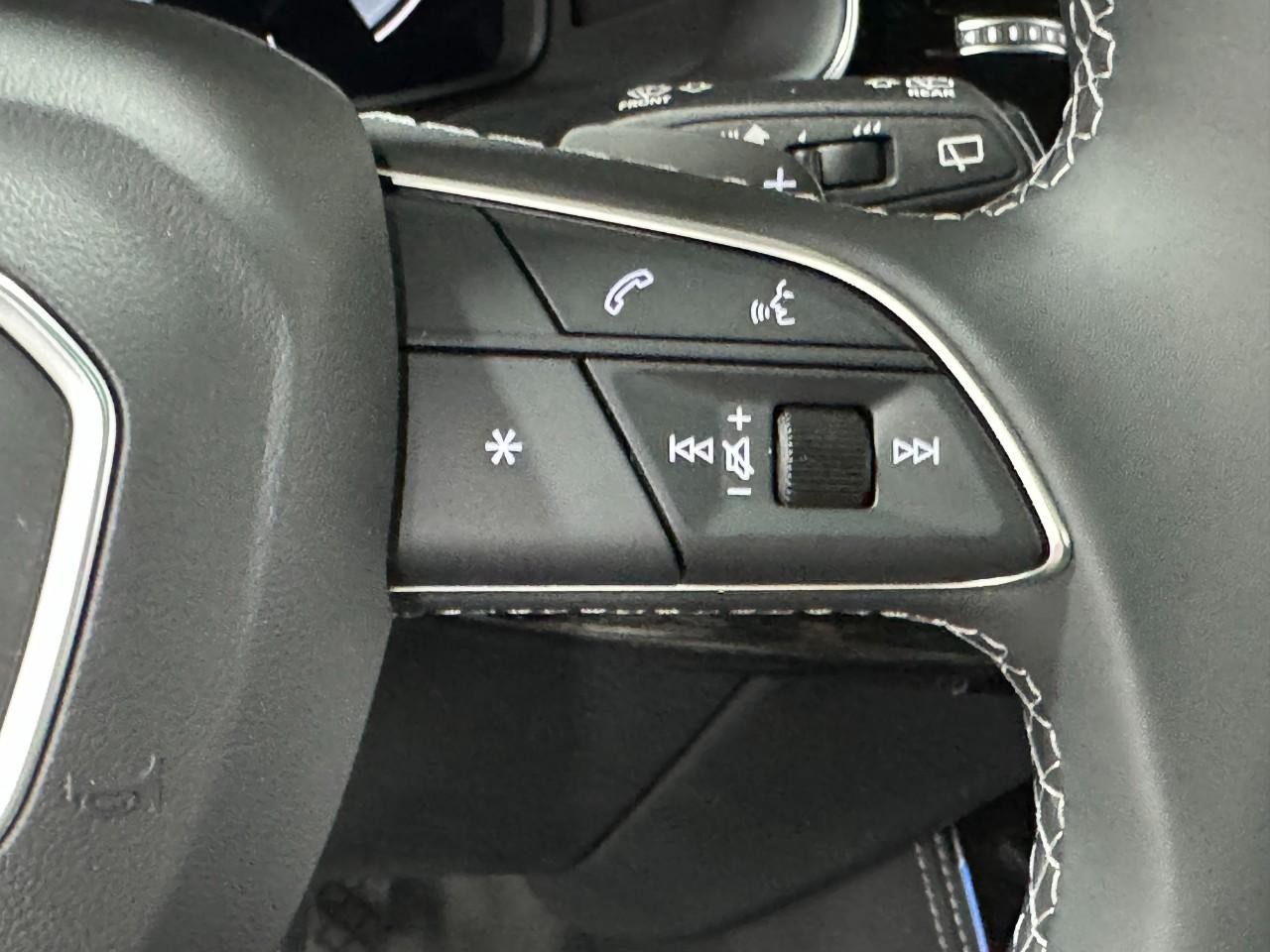 Audi Q8 Vehicle Full-screen Gallery Image 34