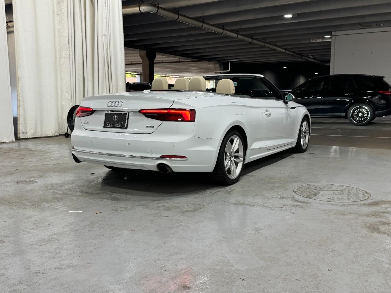 Audi A5 Cabriolet Vehicle Full-screen Gallery Image 4