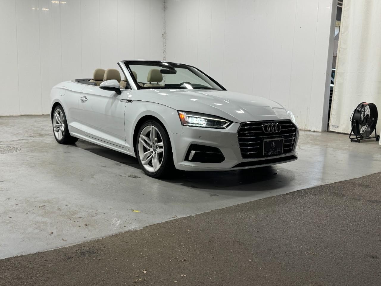Audi A5 Cabriolet Vehicle Full-screen Gallery Image 6