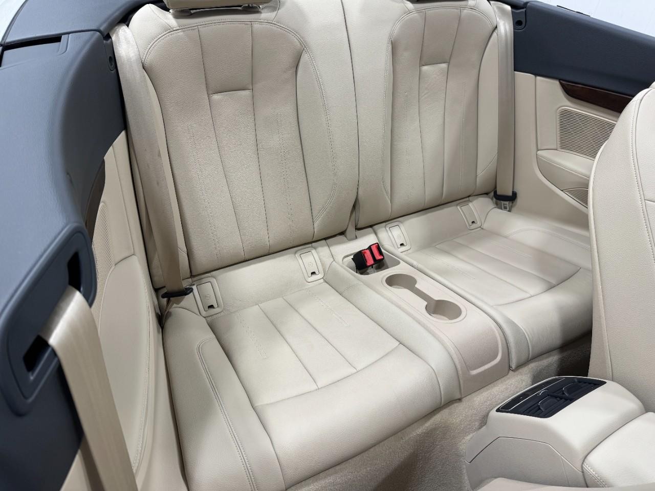 Audi A5 Cabriolet Vehicle Full-screen Gallery Image 10