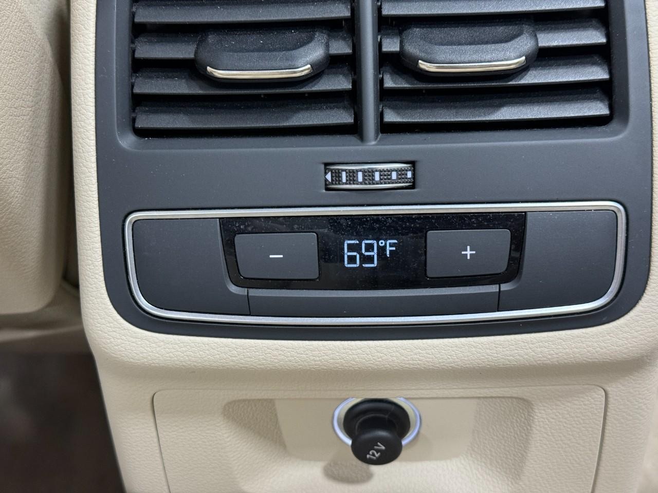 Audi A5 Cabriolet Vehicle Full-screen Gallery Image 11