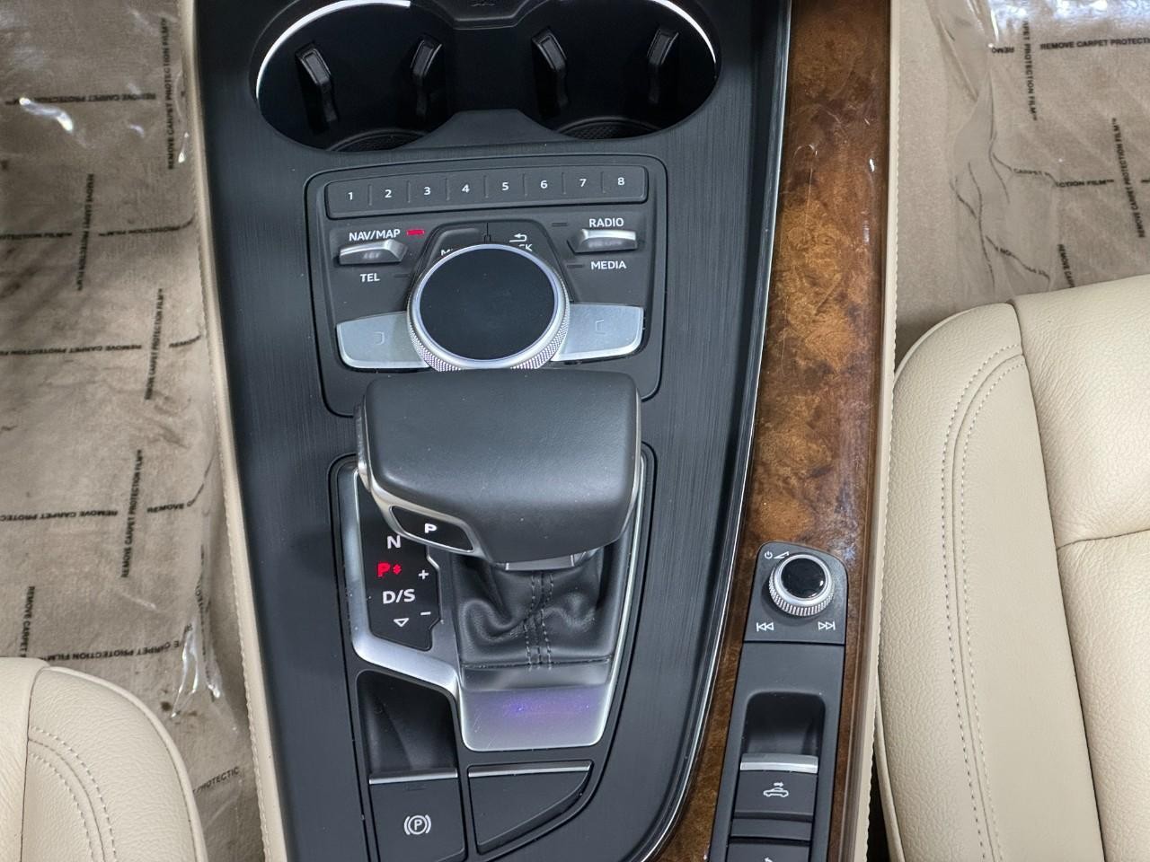 Audi A5 Cabriolet Vehicle Full-screen Gallery Image 16