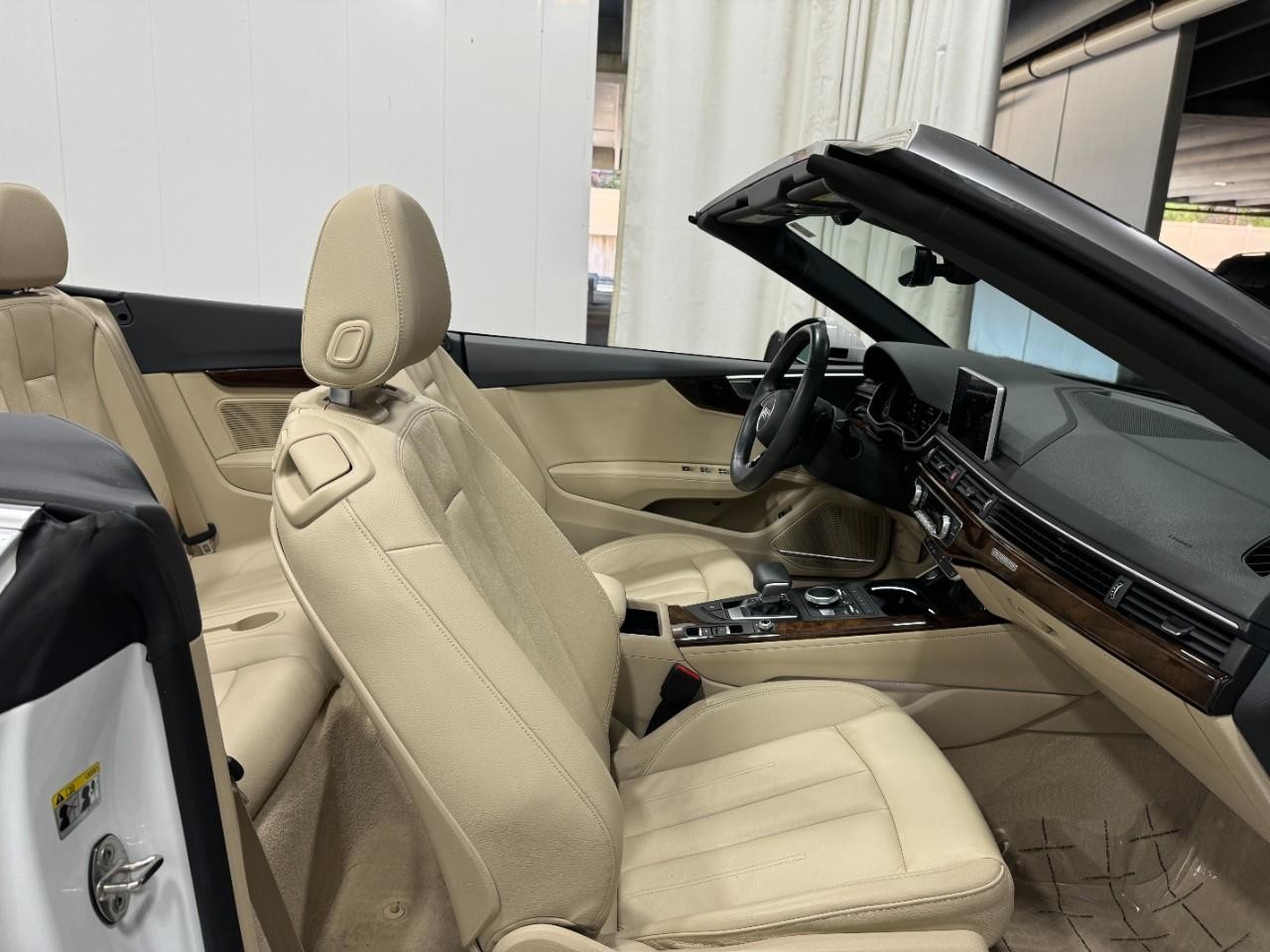 Audi A5 Cabriolet Vehicle Full-screen Gallery Image 18