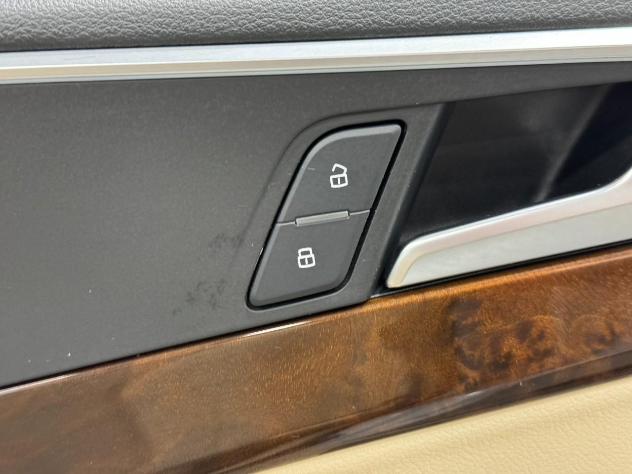 Audi A5 Cabriolet Vehicle Full-screen Gallery Image 21