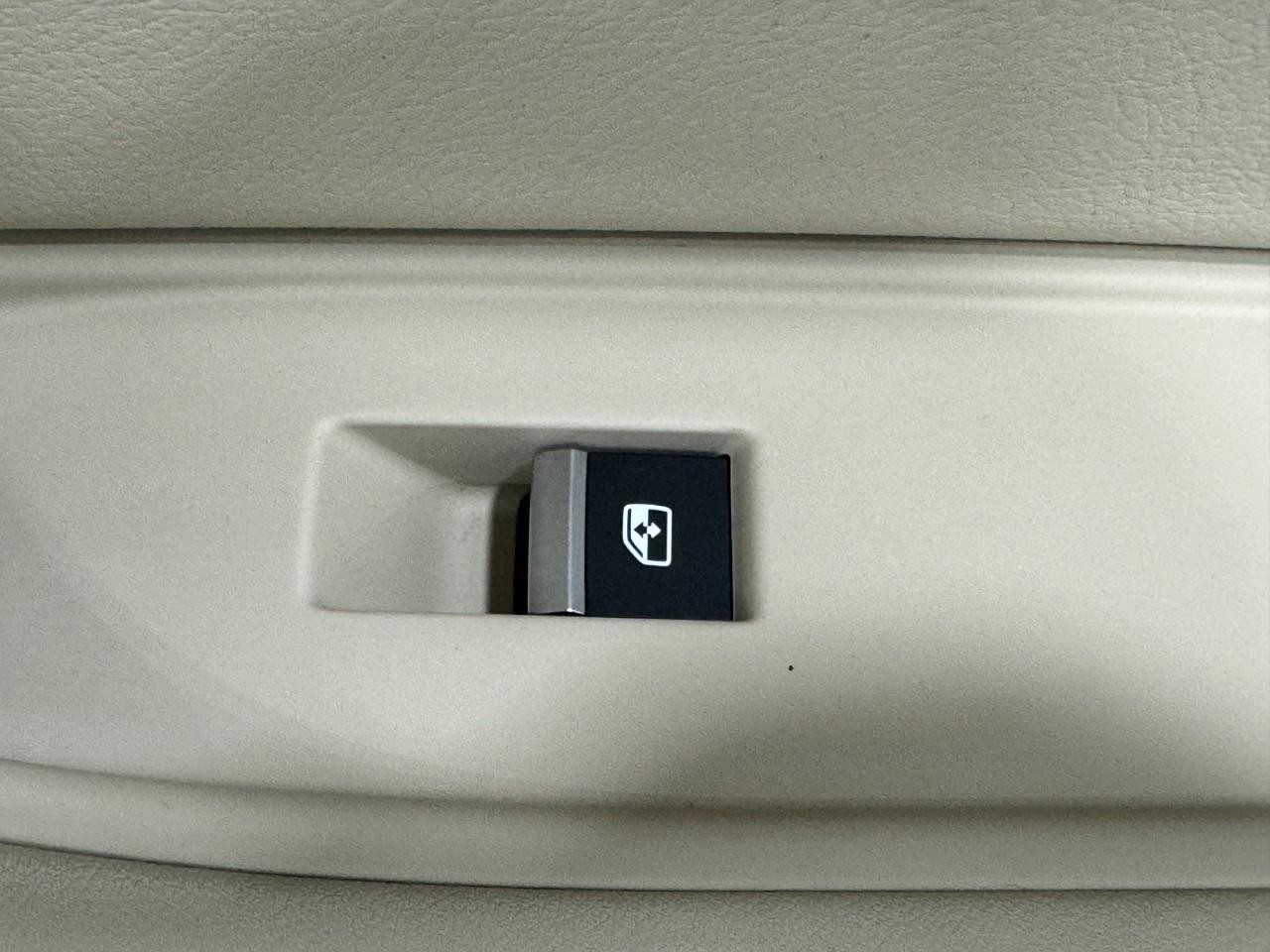 Audi A5 Cabriolet Vehicle Full-screen Gallery Image 22