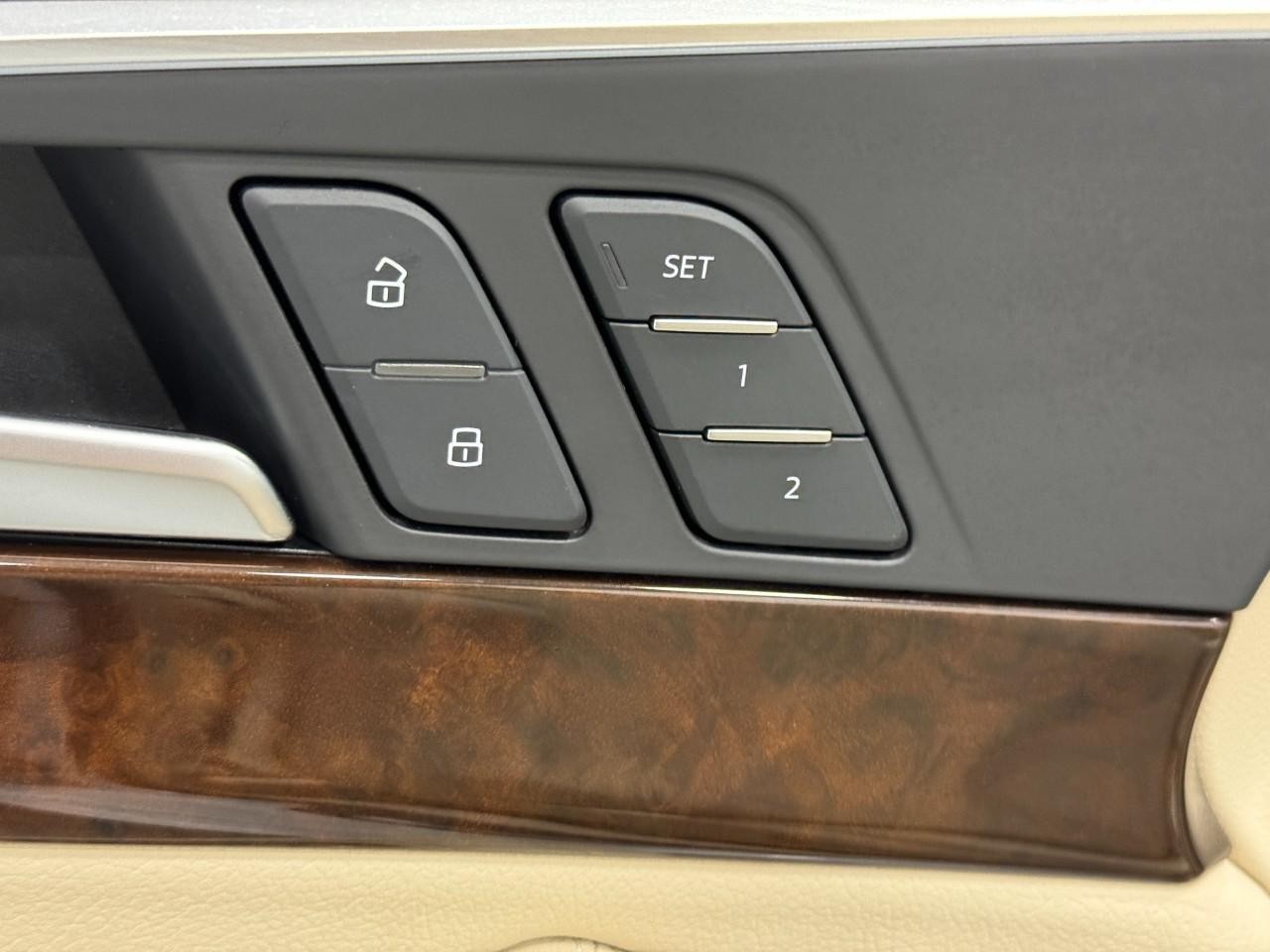 Audi A5 Cabriolet Vehicle Full-screen Gallery Image 23