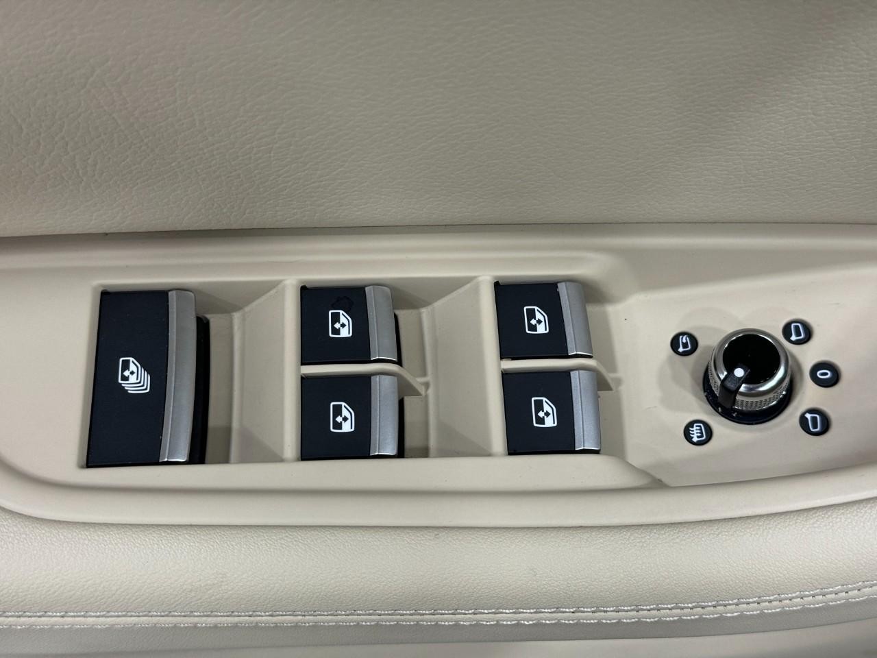 Audi A5 Cabriolet Vehicle Full-screen Gallery Image 24