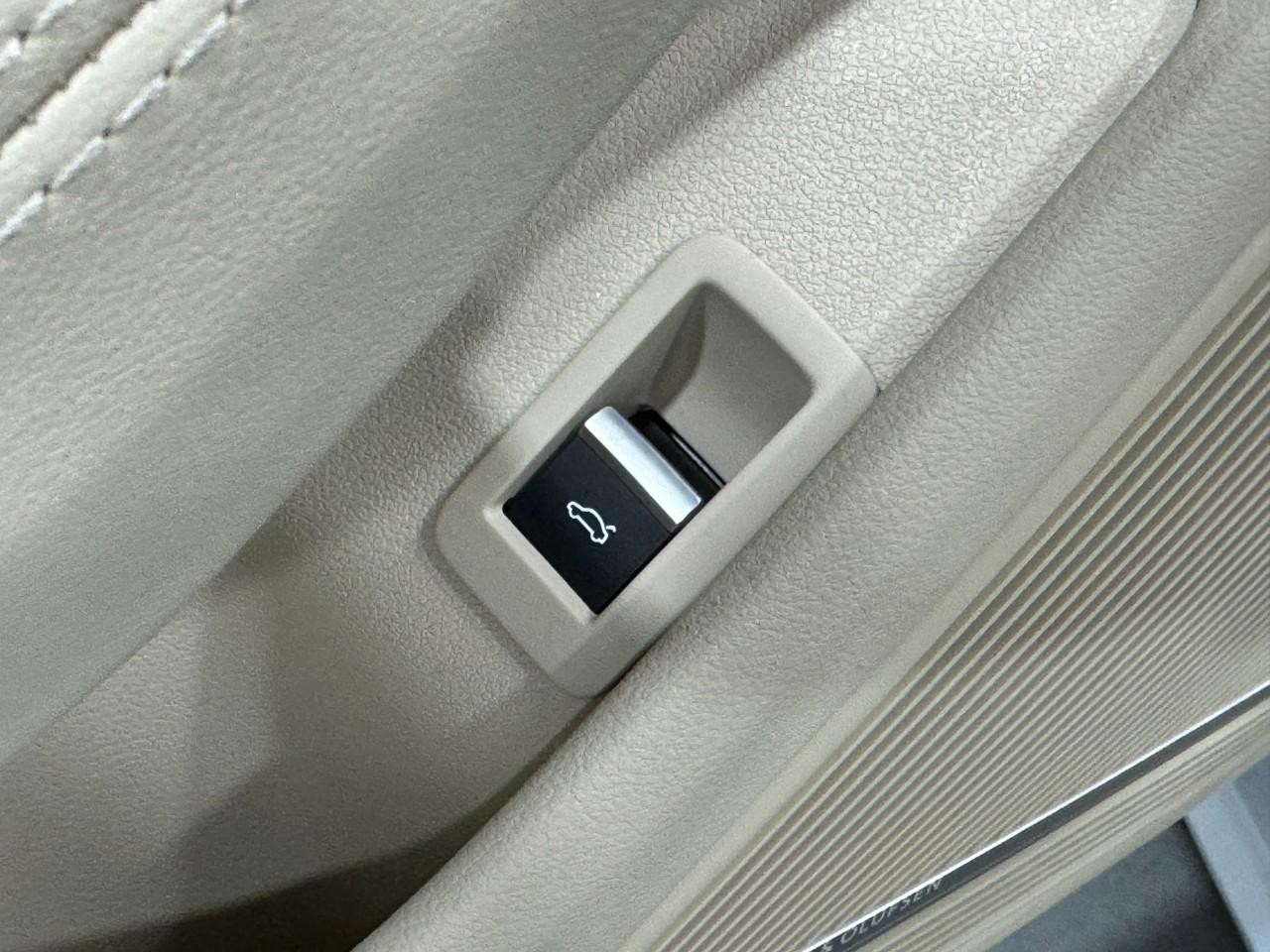 Audi A5 Cabriolet Vehicle Full-screen Gallery Image 25