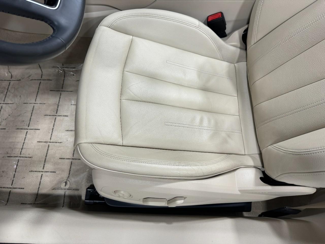 Audi A5 Cabriolet Vehicle Full-screen Gallery Image 28