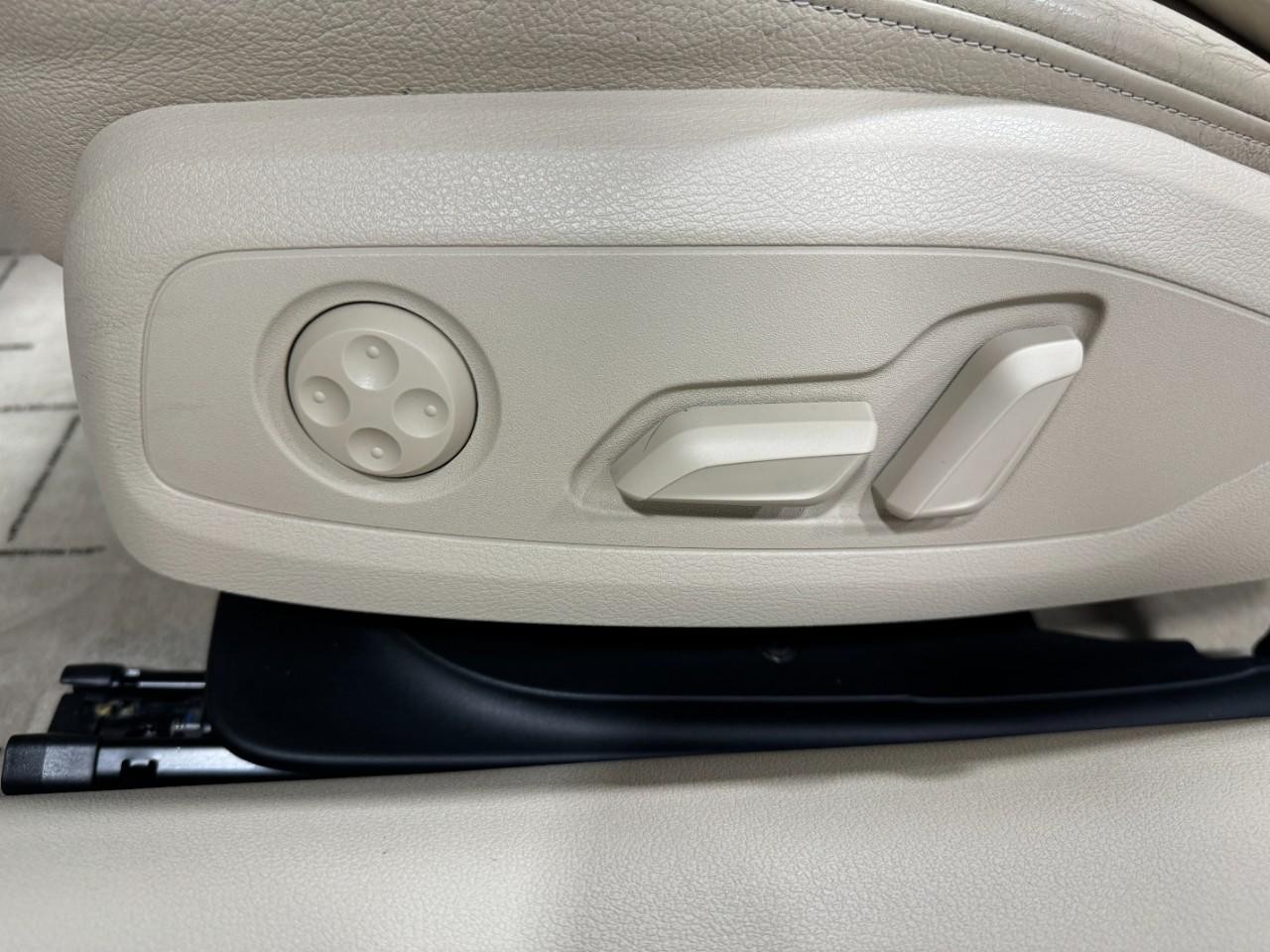 Audi A5 Cabriolet Vehicle Full-screen Gallery Image 29