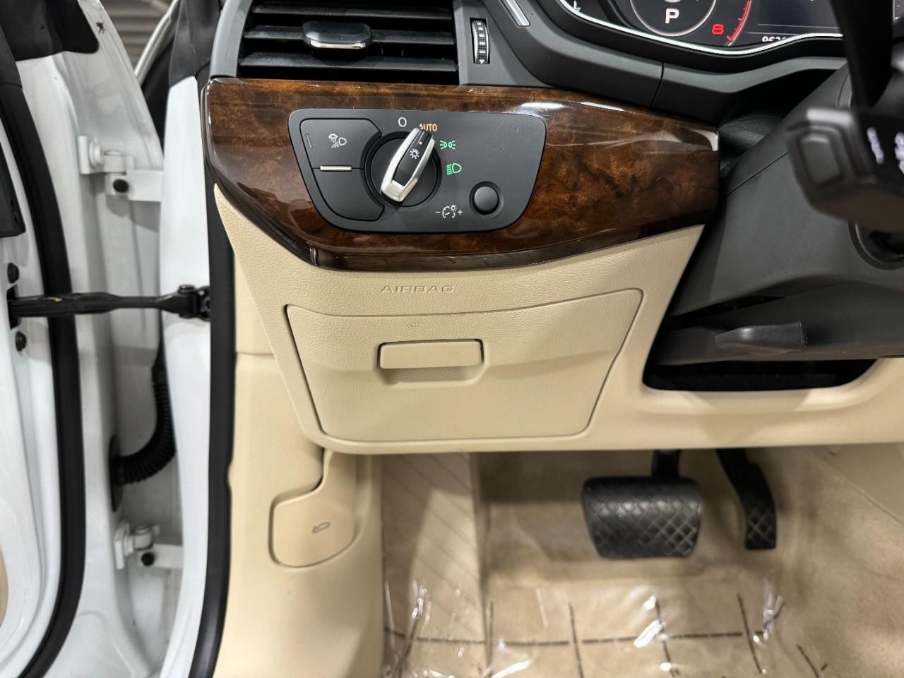 Audi A5 Cabriolet Vehicle Full-screen Gallery Image 30