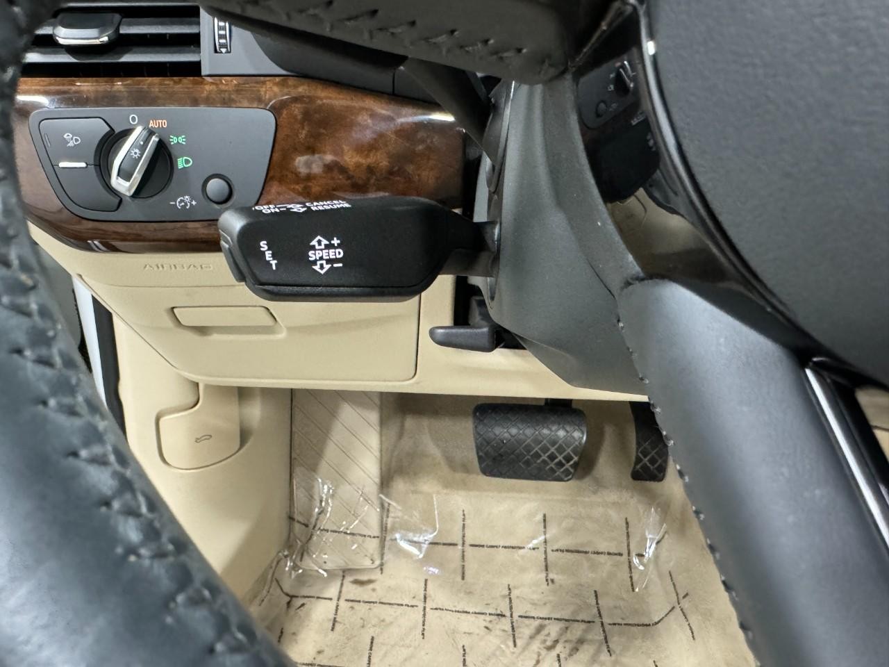 Audi A5 Cabriolet Vehicle Full-screen Gallery Image 31