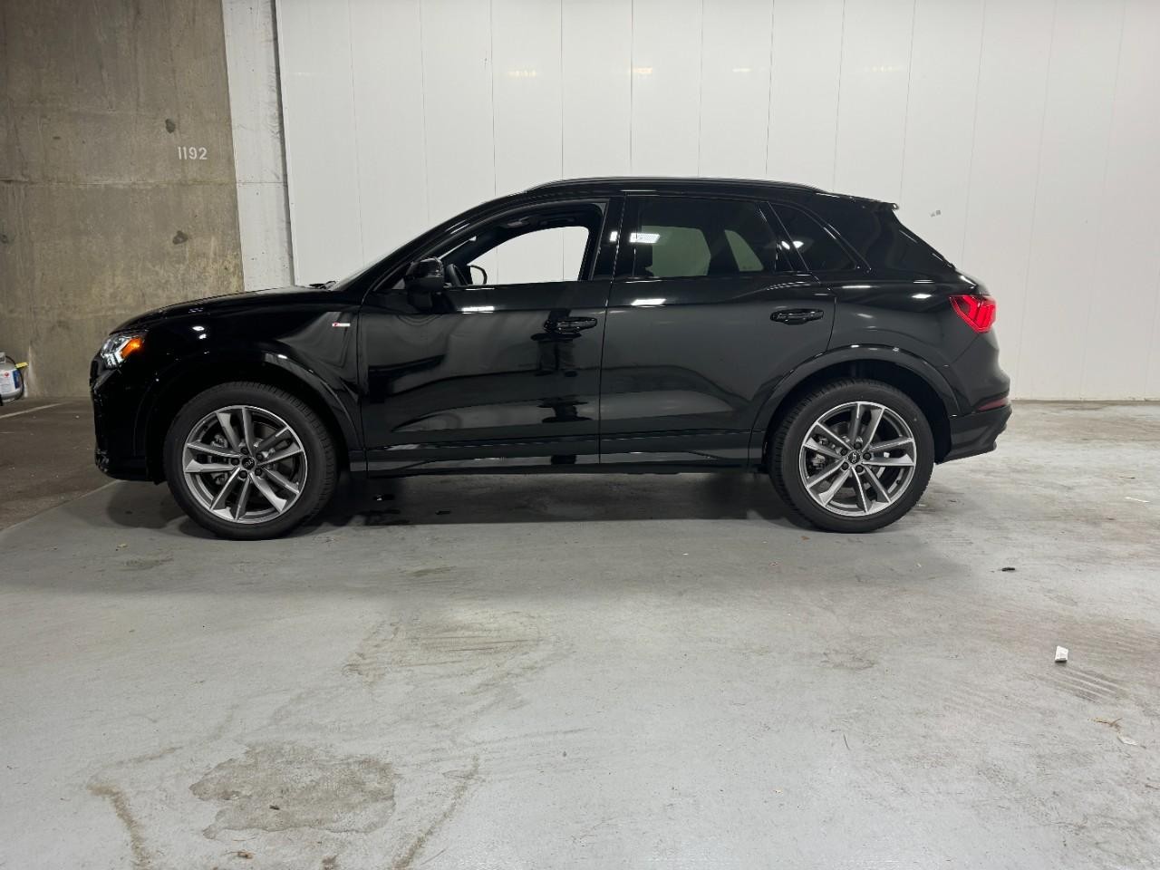 Audi Q3 Vehicle Full-screen Gallery Image 2