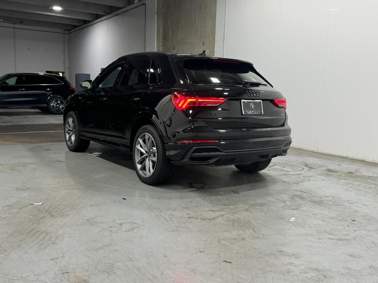 Audi Q3 Vehicle Full-screen Gallery Image 3